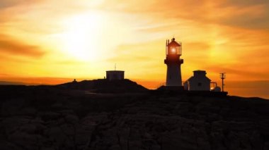 Sahil feneri. Lindesnes Deniz Feneri, Norveç 'in en güney ucunda bulunan bir deniz feneridir. Işık, 17 deniz miline kadar görülebilen birinci derece Fresnel lensinden geliyor.