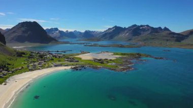 Beach Lofoten adaları Norveç 'in Nordland eyaletinde yer alan bir takımadalardır. Dramatik dağları, tepeleri, açık denizi, korunaklı koyları ve plajları olan kendine özgü bir manzarası var.