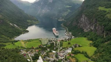 Geiranger fiyort, Norveç. Storfjorden (Büyük Fiyort) 'un bir kolu olan Sunnylvsfjorden' den 15 km (9.3 mi) uzunluğunda bir daldır. Güzel Doğa Norveç Doğal Arazisi.