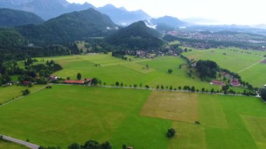 Forggensee ve Schwangau 'dan Panorama, Almanya, Bavyera. Hava FPV İHA uçuşları.