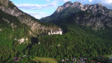 Neuschwanstein Kalesi Bavyera Alpleri Almanya. Hava FPV İHA uçuşları.