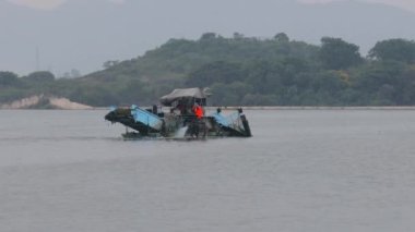 Gemi suyu temizler ve sudan çöp ve yosun toplar. Udaipur, Hindistan 'da Rajasthan eyaletinde yer alan bir şehirdir..
