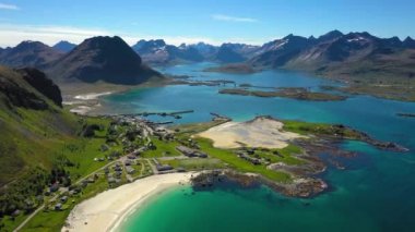 Beach Lofoten adaları Norveç 'in Nordland eyaletinde yer alan bir takımadalardır. Dramatik dağları, tepeleri, açık denizi, korunaklı koyları ve plajları olan kendine özgü bir manzarası var.