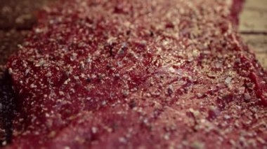 Biber ve baharat karıştırılmış çiğ bifteğe yakın.