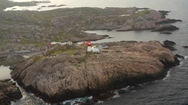 Sahil feneri. Lindesnes Deniz Feneri, Norveç 'in en güney ucunda bulunan bir deniz feneridir. Işık, 17 deniz miline kadar görülebilen birinci derece Fresnel lensinden geliyor.