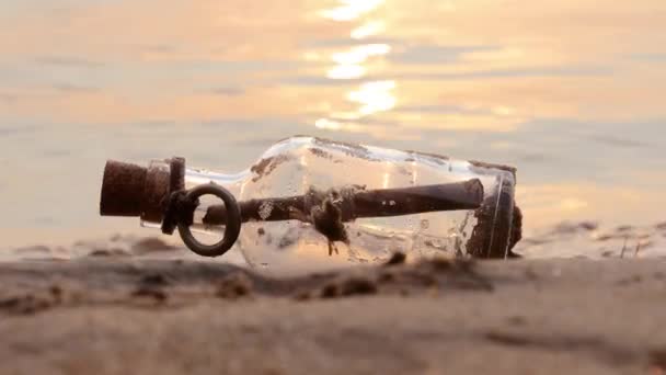 Mensaje Botella Contra Atardecer — Vídeos de Stock