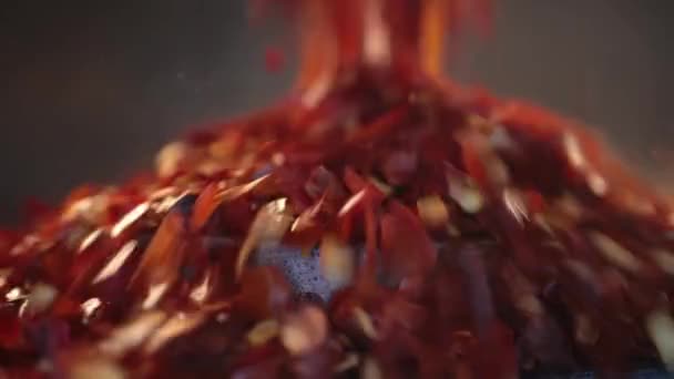 Płatki Czerwonej Papryki Chili Drewnianej Łyżeczce Zbliżenie Stole Kuchennym — Wideo stockowe