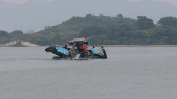 船は水を浄化し 水からゴミや藻類を収集します ウダイプール Udaipur インドのラジャスタン州にある都市 — ストック動画