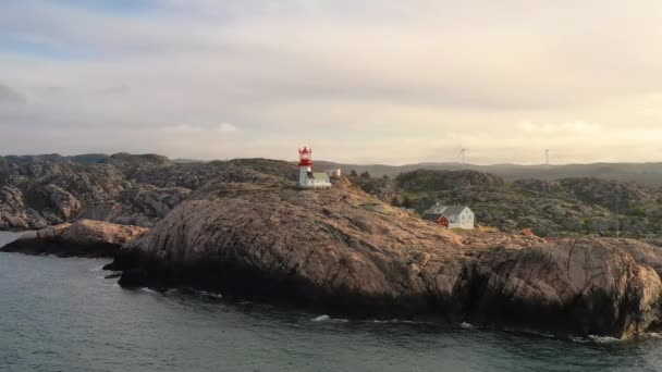 Pobřežní maják. Lindesnes Lighthouse je pobřežní maják na nejjižnějším cípu Norska. Světlo vychází z objektivu Fresnel prvního řádu, který je vidět až na 17 námořních mil