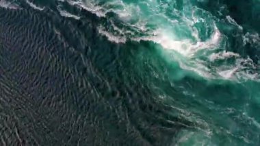 Nehrin ve denizin dalgaları yüksek gelgit ve alçak gelgit sırasında bir araya gelir. Saltstraumen girdabı, Nordland, Norveç girdapları