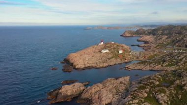 Sahil feneri. Lindesnes Deniz Feneri, Norveç 'in en güney ucunda bulunan bir deniz feneridir. Işık, 17 deniz miline kadar görülebilen birinci derece Fresnel lensinden geliyor.