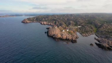 Sahil feneri. Lindesnes Deniz Feneri, Norveç 'in en güney ucunda bulunan bir deniz feneridir. Işık, 17 deniz miline kadar görülebilen birinci derece Fresnel lensinden geliyor.