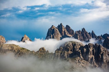 Alplerdeki güzel manzaranın manzarası, İtalya 'nın güzel doğası Dolomitler Alpleri.
