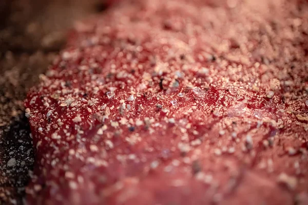 Biber Baharat Karıştırılmış Çiğ Bifteğe Yakın — Stok fotoğraf
