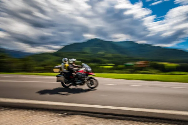 Blurred Motion Couple Bikers Riding Tricycle Road — Stock Photo, Image