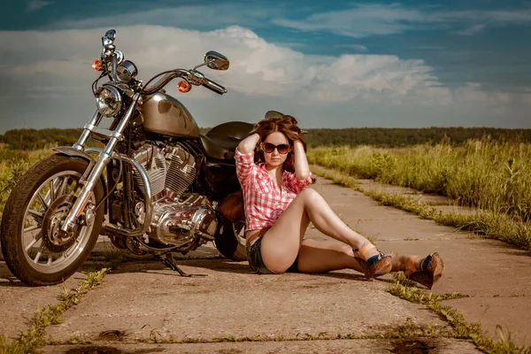 Menina Motociclista Com Óculos Sol Motocicleta — Fotografia de Stock