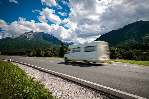 Podróże Rodzinne Wakacyjna Podróż Kamperem Caravan Car Vacation Piękna Przyroda — Zdjęcie stockowe