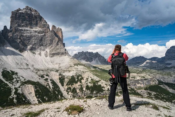 Naturfotograf Turist Med Kamerafoton Stående Italien Dolomiter Alperna — Stockfoto