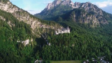 Neuschwanstein Kalesi Bavyera Alpleri Almanya. Hava FPV İHA uçuşları.