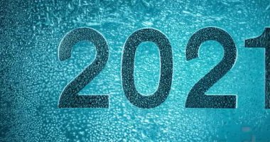 Yeni yıl arifesi 2021 Kış arkaplanı - camda buz deseni.