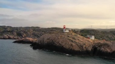 Sahil feneri. Lindesnes Deniz Feneri, Norveç 'in en güney ucunda bulunan bir deniz feneridir. Işık, 17 deniz miline kadar görülebilen birinci derece Fresnel lensinden geliyor.