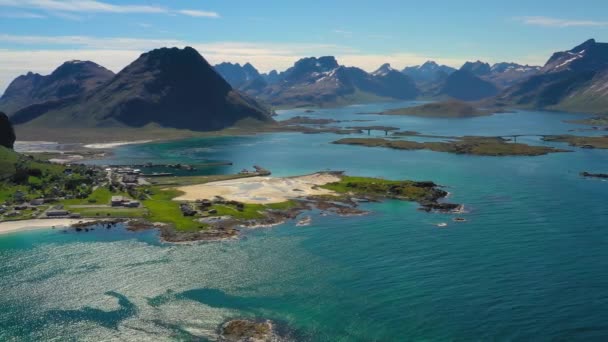 ビーチ ロフテン諸島 Beach Looften Islands ノルウェーのノードランド県にある諸島 劇的な山々とピーク オープン海と保護された湾 ビーチとの独特の風景で知られています — ストック動画