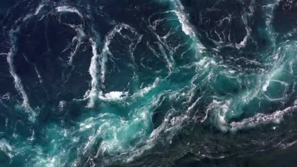 Golven Water Van Rivier Zee Ontmoeten Elkaar Bij Vloed Whirlpools — Stockvideo