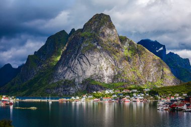 Lofoten Norveç 'in Nordland eyaletinde yer alan bir takımada. Dramatik dağlar ve tepeler, açık deniz ve korunaklı körfezler, plajlar ve el değmemiş topraklarla kendine özgü bir manzarası var..