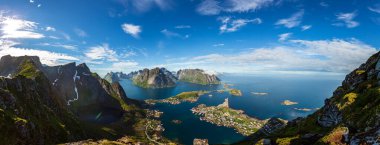 Lofoten Norveç 'in Nordland eyaletinde yer alan bir takımada. Dramatik dağlar ve tepeler, açık deniz ve korunaklı körfezler, plajlar ve el değmemiş topraklarla kendine özgü bir manzarası var..