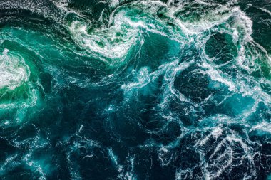 Soyut arkaplan. Nehrin ve denizin dalgaları yüksek gelgit ve alçak gelgit sırasında bir araya gelir. Saltstraumen girdabı, Nordland, Norveç girdapları