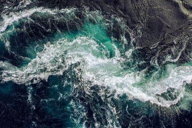 Soyut arkaplan. Nehrin ve denizin dalgaları yüksek gelgit ve alçak gelgit sırasında bir araya gelir. Saltstraumen girdabı, Nordland, Norveç girdapları