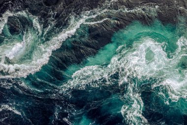 Soyut arkaplan. Nehrin ve denizin dalgaları yüksek gelgit ve alçak gelgit sırasında bir araya gelir. Saltstraumen girdabı, Nordland, Norveç girdapları