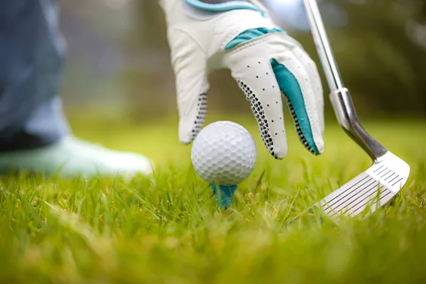 Hand Hand Platziert Golfball Auf Dem Abschlag — Stockfoto