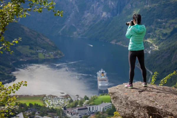 Geiranger Fjord Gyönyörű Természet Norvégia Panoráma Természet Fotós Turista Fényképezőgéppel — Stock Fotó