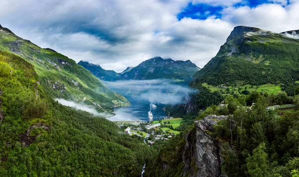 Geiranger Fjord 美丽的自然挪威 它是距离Sunnylvsfjorden 15公里 3英里 的一个分支 是Storfjorden 大峡湾 的一个分支 — 图库照片