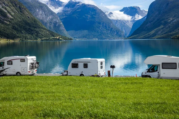 家族の休暇旅行Rv 自動車での休暇旅行 キャラバン車の休暇 — ストック写真