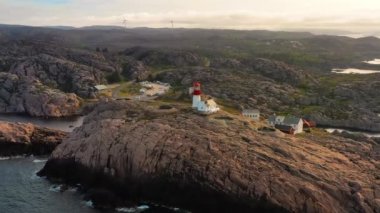 Sahil feneri. Lindesnes Deniz Feneri, Norveç 'in en güney ucunda bulunan bir deniz feneridir. Işık, 17 deniz miline kadar görülebilen birinci derece Fresnel lensinden geliyor.