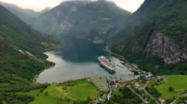 Geiranger fiyort, Norveç. Storfjorden (Büyük Fiyort) 'un bir kolu olan Sunnylvsfjorden' den 15 km (9.3 mi) uzunluğunda bir daldır. Güzel Doğa Norveç Doğal Arazisi.