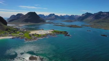 Beach Lofoten adaları Norveç 'in Nordland eyaletinde yer alan bir takımadalardır. Dramatik dağları, tepeleri, açık denizi, korunaklı koyları ve plajları olan kendine özgü bir manzarası var.