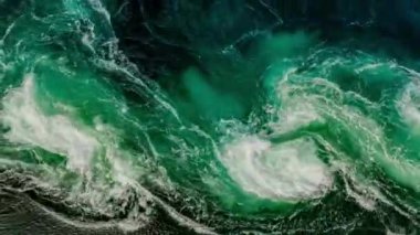 Nehrin ve denizin dalgaları yüksek gelgit ve alçak gelgit sırasında bir araya gelir. Saltstraumen girdabı, Nordland, Norveç girdapları