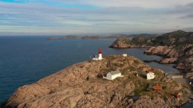 Sahil feneri. Lindesnes Deniz Feneri, Norveç 'in en güney ucunda bulunan bir deniz feneridir. Işık, 17 deniz miline kadar görülebilen birinci derece Fresnel lensinden geliyor.