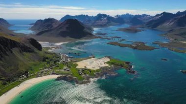 Beach Lofoten adaları Norveç 'in Nordland eyaletinde yer alan bir takımadalardır. Dramatik dağları, tepeleri, açık denizi, korunaklı koyları ve plajları olan kendine özgü bir manzarası var.