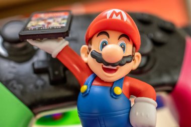 MOSCOW, RUSSIA - 3 Ekim 2020: Super Mario Bros figürü karakter.uper Mario, Nintendo tarafından yaratılan ve maskotları Mario 'nun oynadığı bir Japon platform video oyunu serisidir..