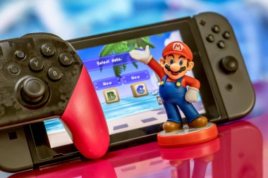 MOSCOW, RUSSIA - 3 Ekim 2020: Super Mario Bros figürü karakter.uper Mario, Nintendo tarafından yaratılan ve maskotları Mario 'nun oynadığı bir Japon platform video oyunu serisidir..