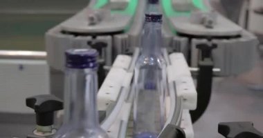 Üretim hattındaki şişeler fabrika veya fabrika
