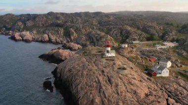Sahil feneri. Lindesnes Deniz Feneri, Norveç 'in en güney ucunda bulunan bir deniz feneridir. Işık, 17 deniz miline kadar görülebilen birinci derece Fresnel lensinden geliyor.