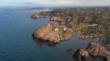 Sahil feneri. Lindesnes Deniz Feneri, Norveç 'in en güney ucunda bulunan bir deniz feneridir. Işık, 17 deniz miline kadar görülebilen birinci derece Fresnel lensinden geliyor.
