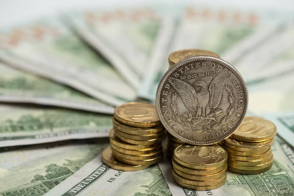 Инвестиционная Концепция Старая Серебряная Долларовая Монета Банкнотах Куче Золотых Монет — стоковое фото
