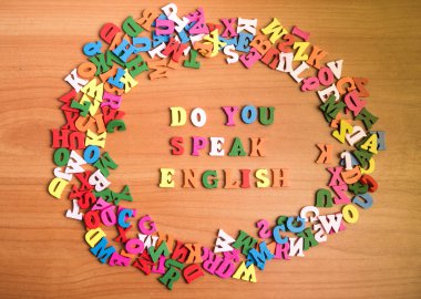 Diğer office tablo Yönetim Kurulu yüzey üzerinde bir yığın etrafında İngilizce ahşap harfleri biliyor musun