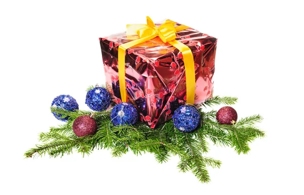 礼品盒和圣诞节装饰球 常绿树枝查出在白色 — 图库照片